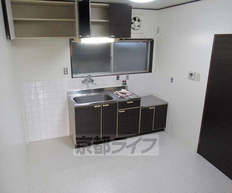 居室・リビング　キッチン周りも広めです