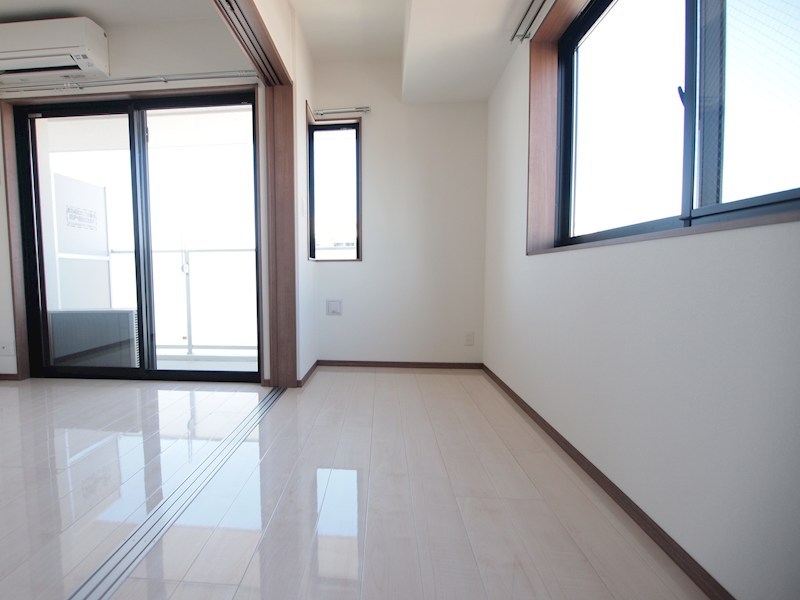 その他　角部屋★出窓が大きく大変明るいお部屋です。