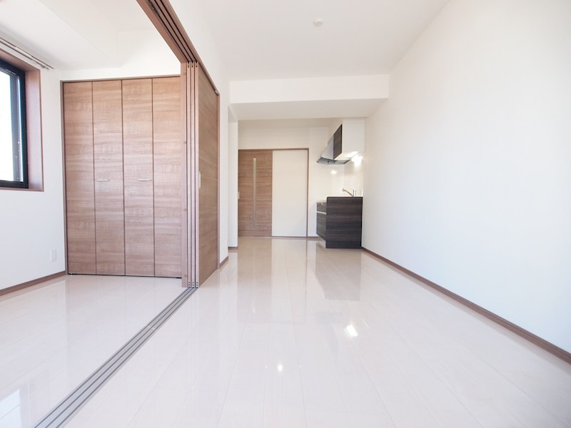 居室・リビング　ソファーやダイニングテーブルも置けます。