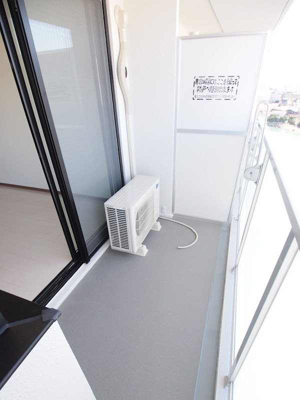 バルコニー　収納充実★配線も出来る棚は電子レンジやTVの設置もOK。