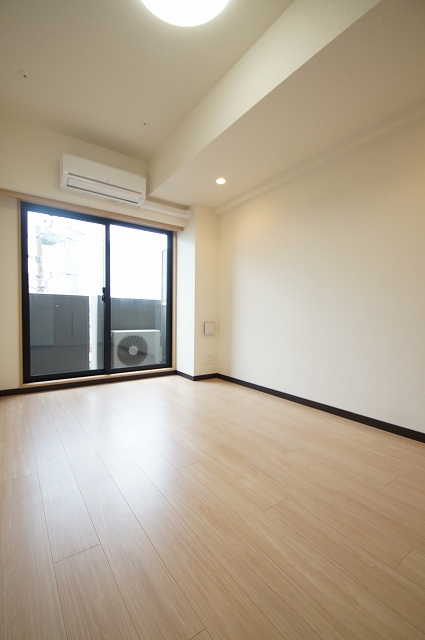 居室・リビング　優しい色合いのフローリングの居室です