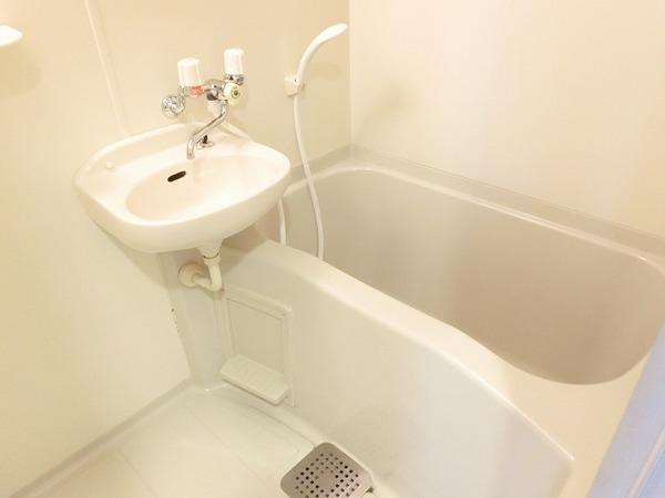 バス・シャワールーム　キレイにリフォームされています！