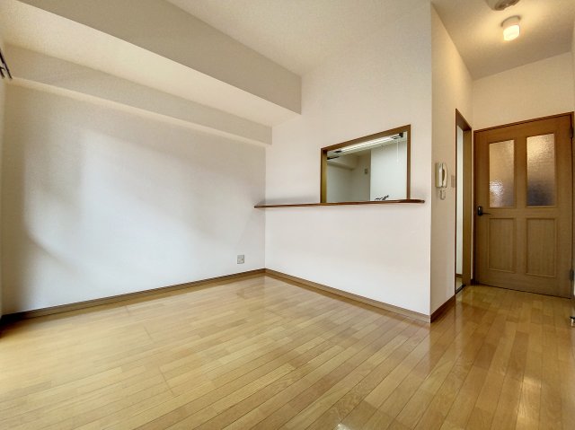 居室・リビング　落ち着いた色合いの床材を使用した居住空間です。