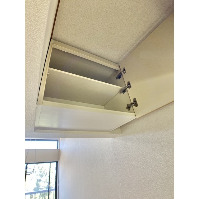 収納　キッチン吊戸棚