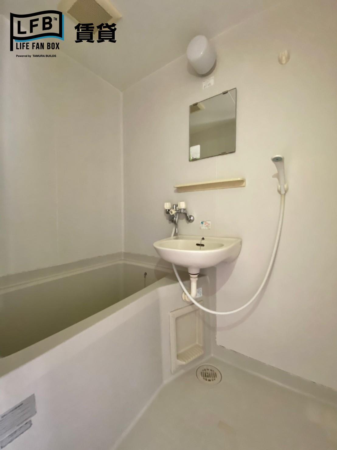 バス・シャワールーム　※105号室の室内写真です。壁紙や床の色、設備・仕様が異なる