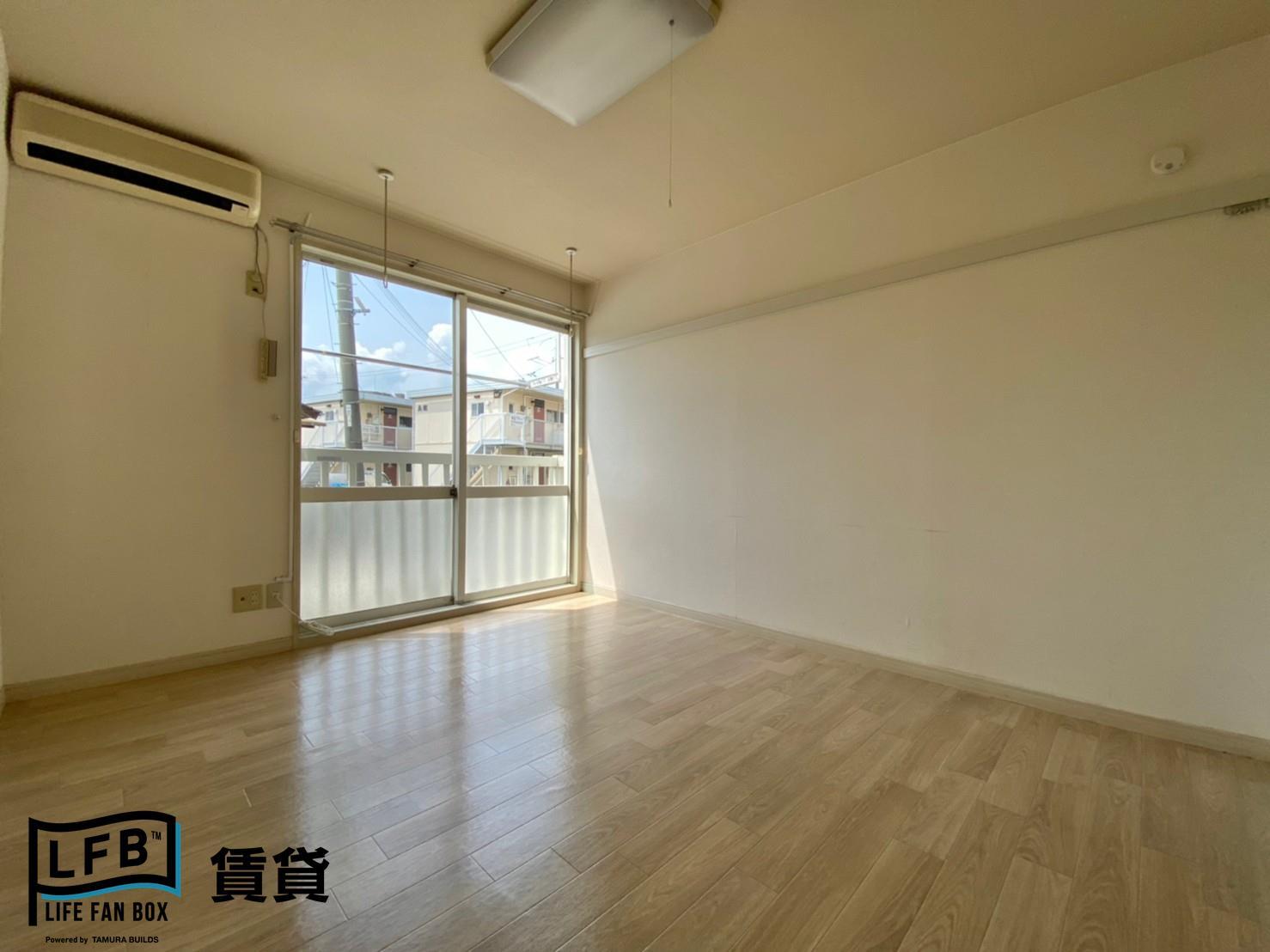 居室・リビング　※105号室の室内写真です。壁紙や床の色、設備・仕様が異なる