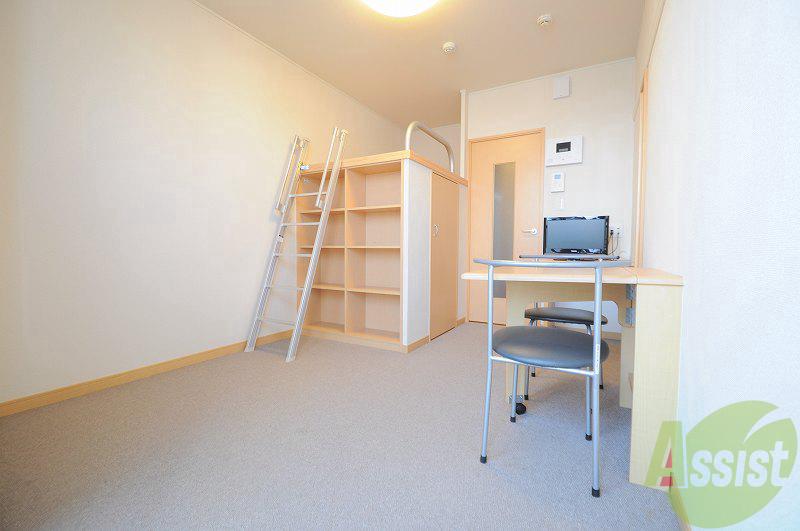 居室・リビング　ロフト下にウォークインクローゼットがあります。