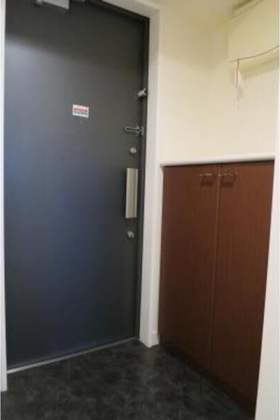玄関　※写真は同じマンションの違う部屋のものになります。