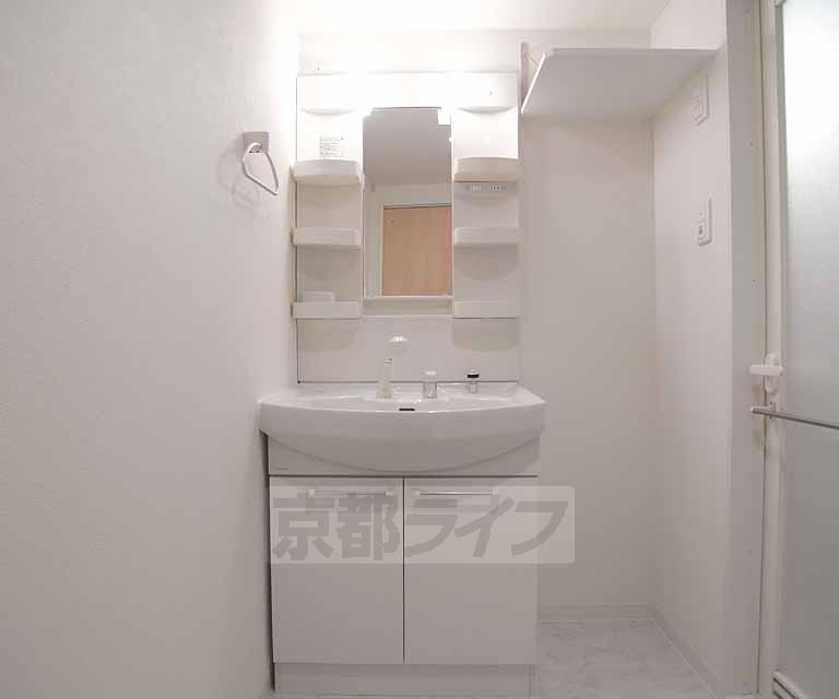 洗面設備　収納棚もあるのが便利！