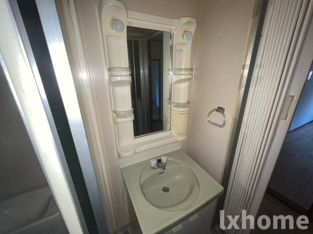 洗面設備　明るい洗面所です