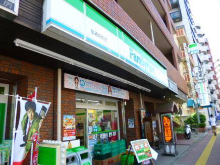 コンビニ　ファミリーマート伝通院前店（コンビニ）まで121m