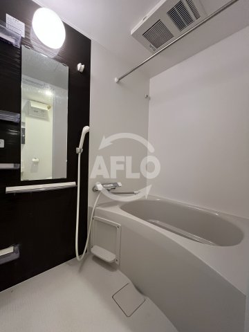 バス・シャワールーム　セレニテ江坂ルフレ　浴室