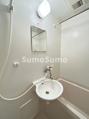 洗面設備　明るい洗面所です