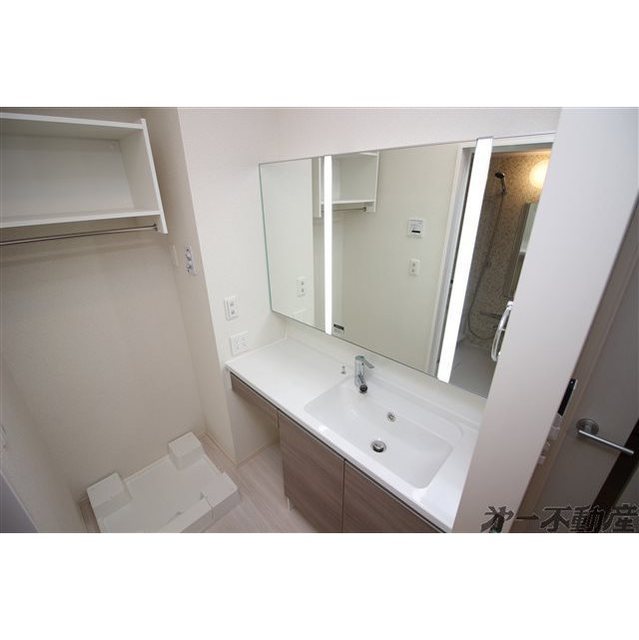 洗面設備　シャワー付洗面化粧台