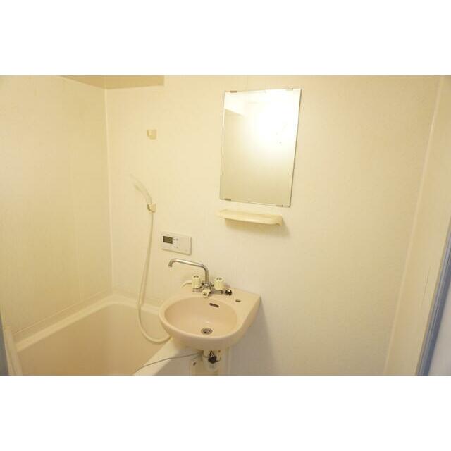 バス・シャワールーム　バス・トイレ別　浴室内には洗面台付いてます