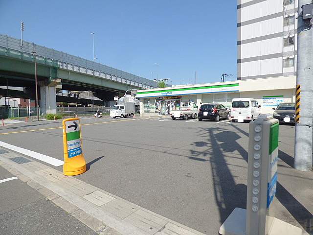 コンビニ　ファミリーマート（コンビニ）まで194m