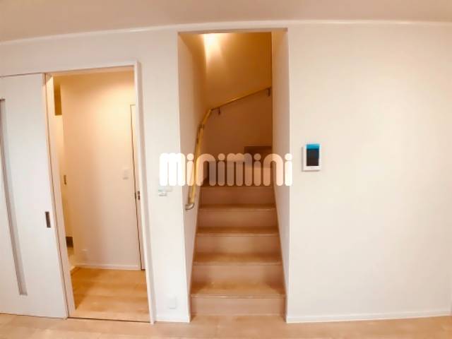 セキュリティ　リビングから階段で２階へ