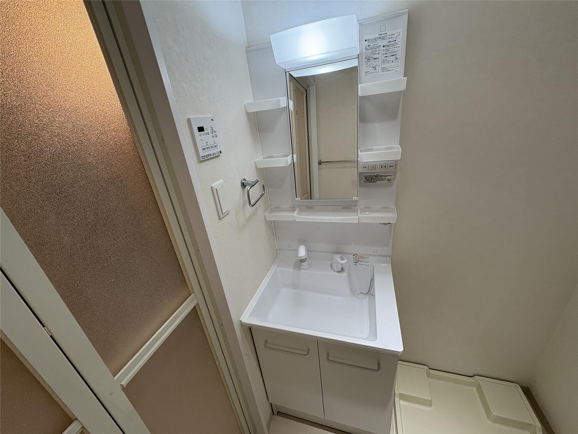 洗面設備　棚付きのシャンプードレッサーです