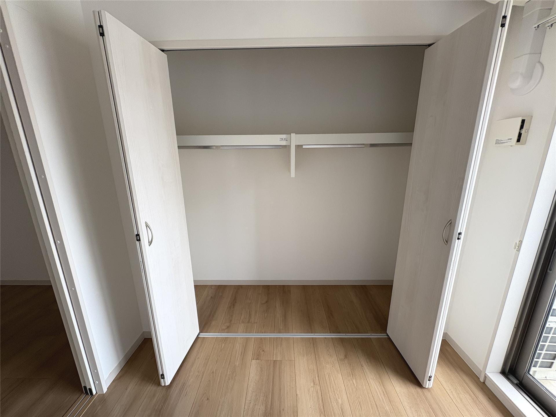 収納　上部にもハンガーバーがあります