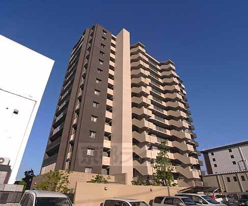 建物外観　どーんとそびえる分譲マンションです。