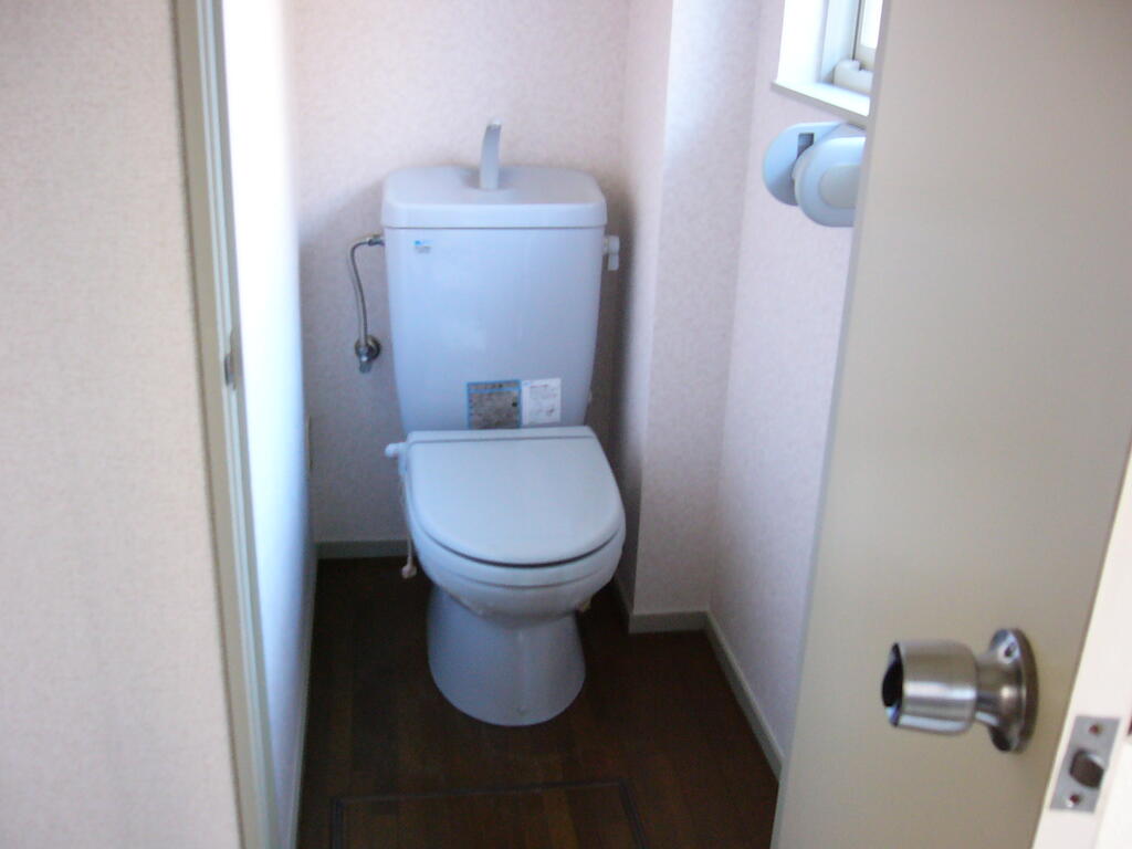 トイレ　トイレには窓が付いています