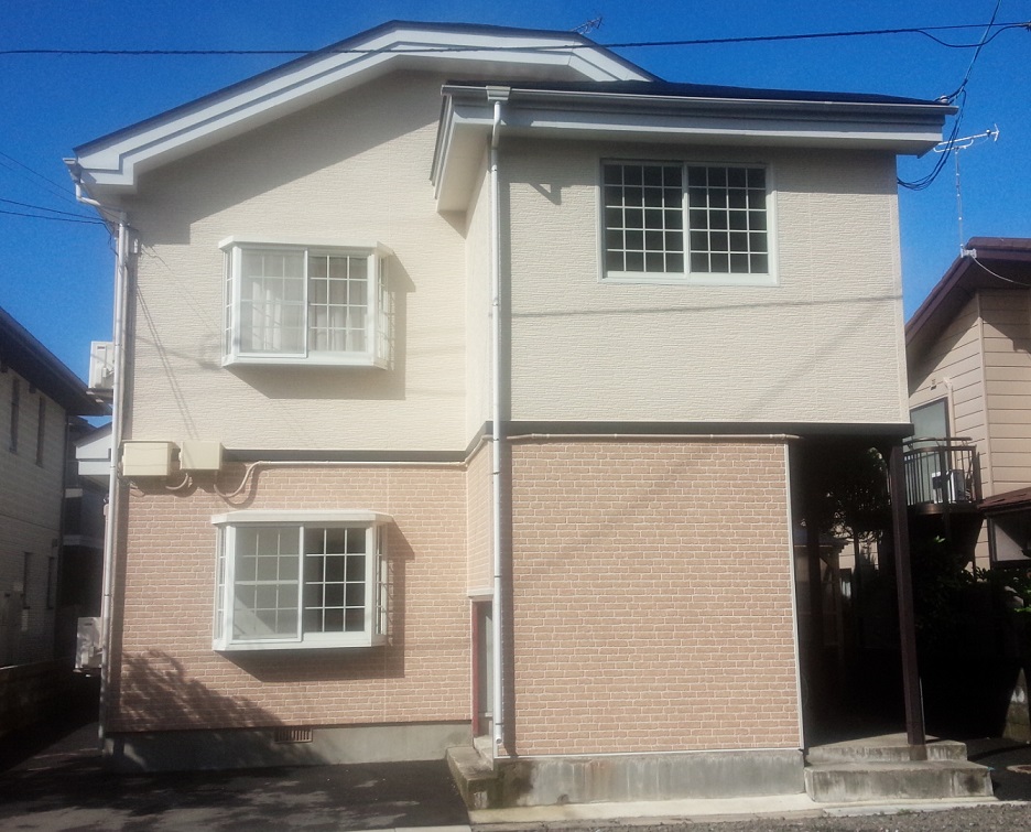建物外観　レンガ調と白のツートン外壁