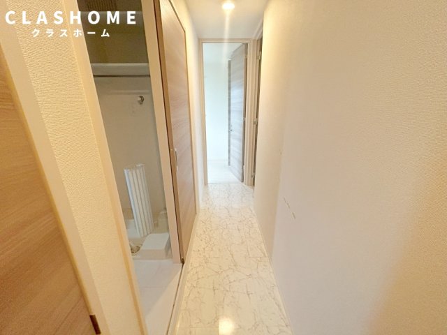 玄関　同物件の別部屋になります。