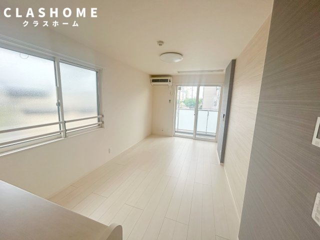 居室・リビング　同物件の別部屋になります。