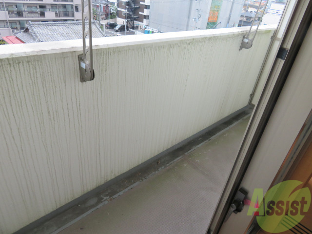 バルコニー　バルコニーは天気の良い日には洗濯物も良く乾きそうですね。