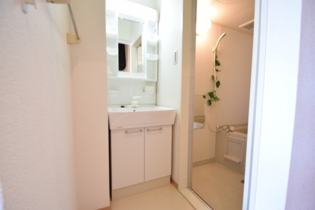 洗面設備　独立洗面台で朝の準備も快適です♪
