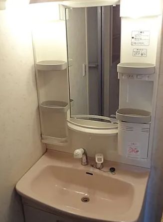 洗面設備　独立洗面台あり、毎朝おしゃれに忙しい女性の方におすすめです