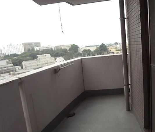 バルコニー　暖かな日差しのふりそそぐバルコニー