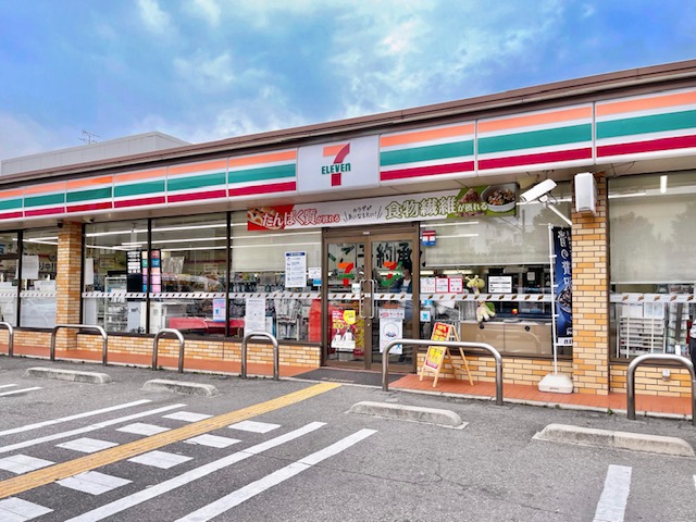 コンビニ　セブンイレブン 尼崎塚口本町3丁目店（コンビニ）まで864m