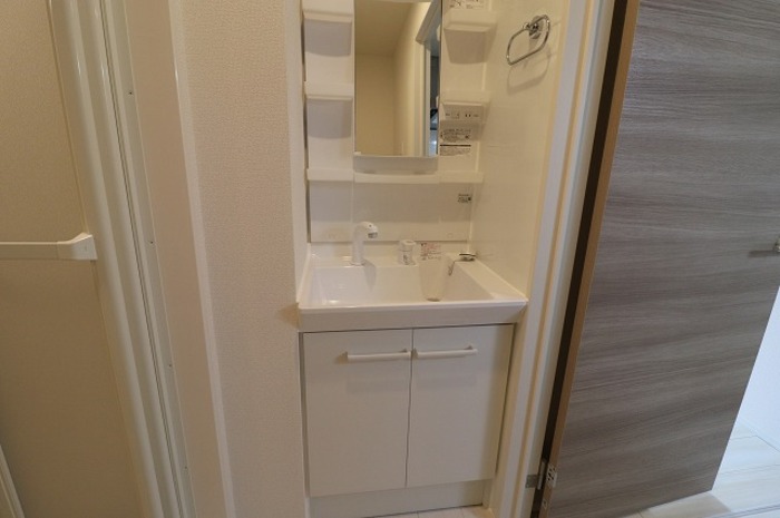 洗面設備　明るい洗面所です