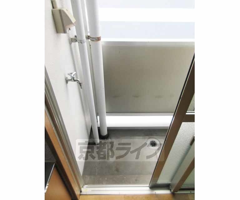 バルコニー　洗面所に隣接する小さなバルコニ