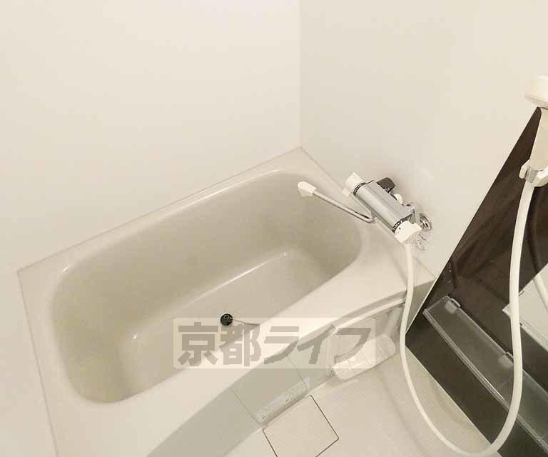 バス・シャワールーム　清潔感のあるお風呂です