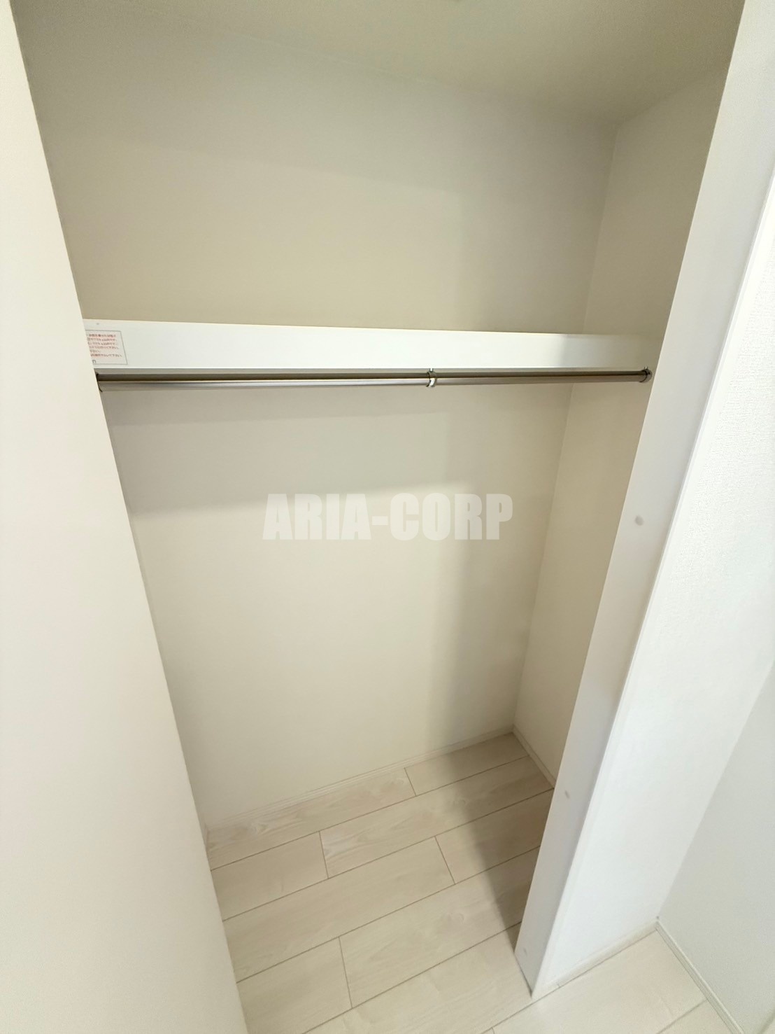 収納　洋室にクローゼット。上部には便利な棚付き♪