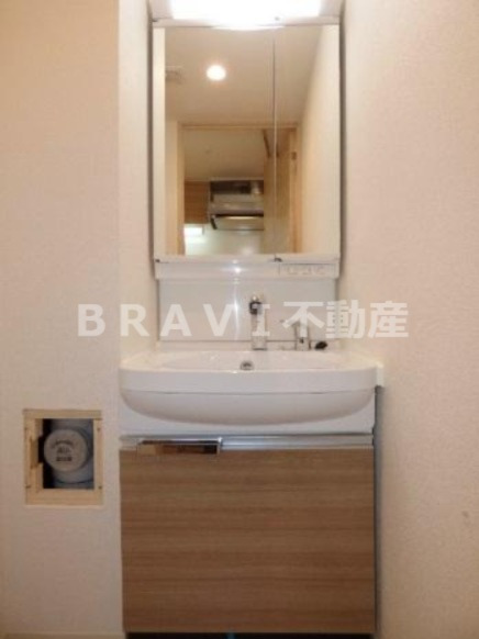 洗面設備　【プレサンス谷町七丁目】独立洗面台、朝の身支度には欠かせませ