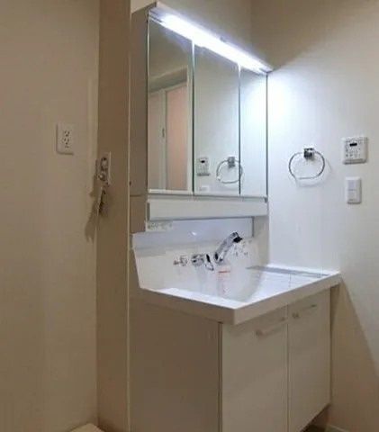 洗面設備　■室内洗濯機置き場■多面鏡独立洗面台■キャビネット収納付き