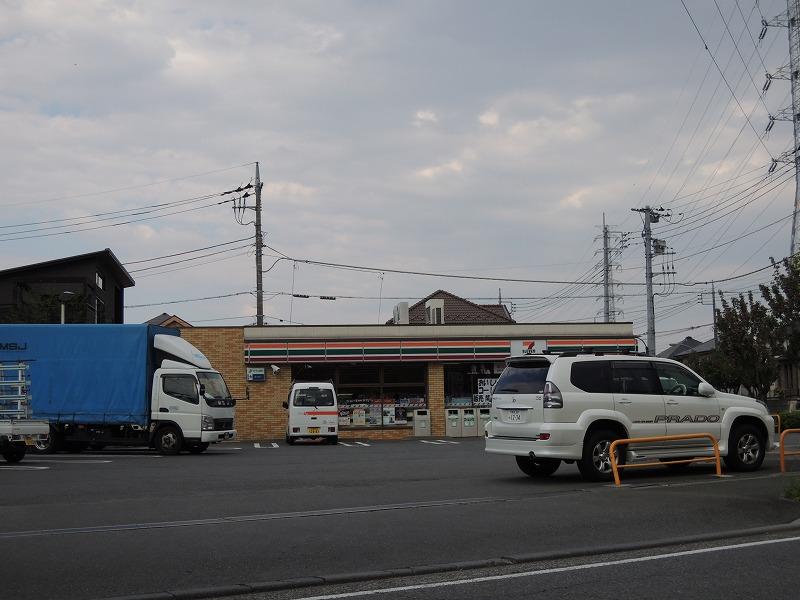 コンビニ　セブンイレブン（コンビニ）まで972m