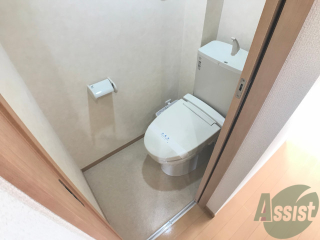 トイレ　人気のウォシュレットつきのトイレです。快適ですよ。