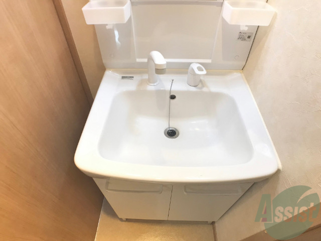 洗面設備　洗髪洗面化粧台なので朝の身支度もスムーズですね。