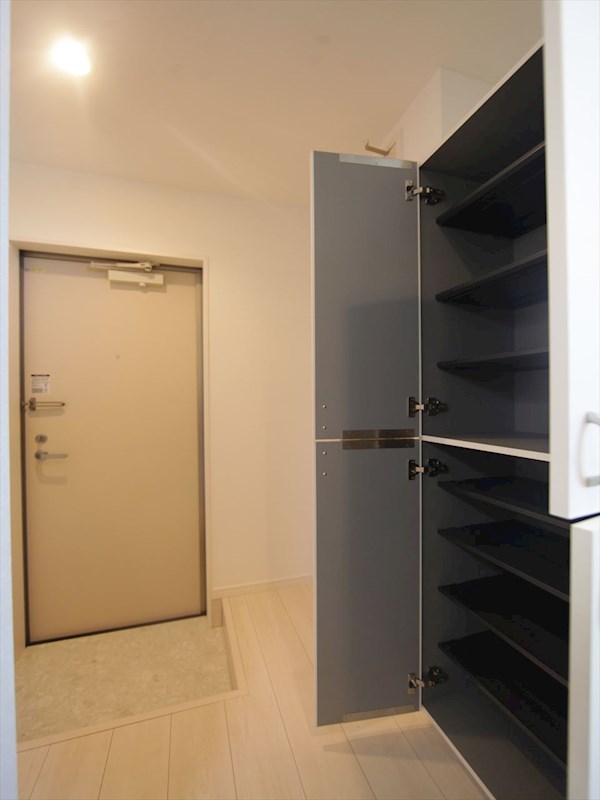 玄関　玄関　シューズボックス　姿見鏡付き（収納充実してます）