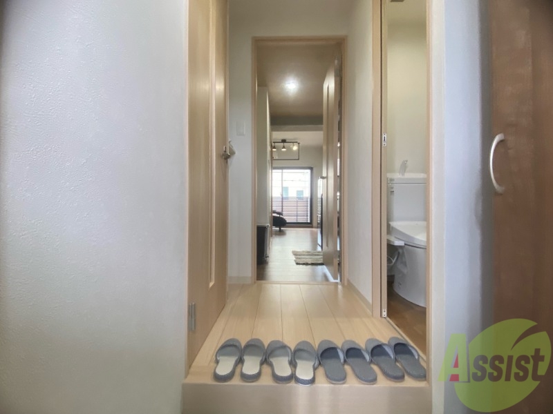 玄関　玄関から各居室へスムーズに行けそうですね。