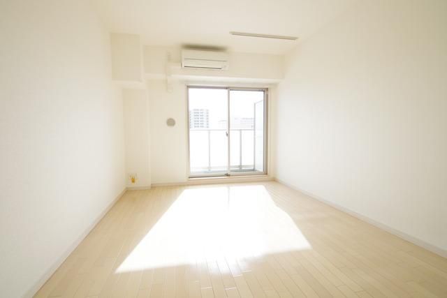 居室・リビング　★窓も大きく、明るく解放感が有るお部屋です★