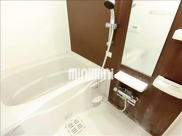 バス・シャワールーム　追焚き、浴室乾燥機能付きのお風呂です。