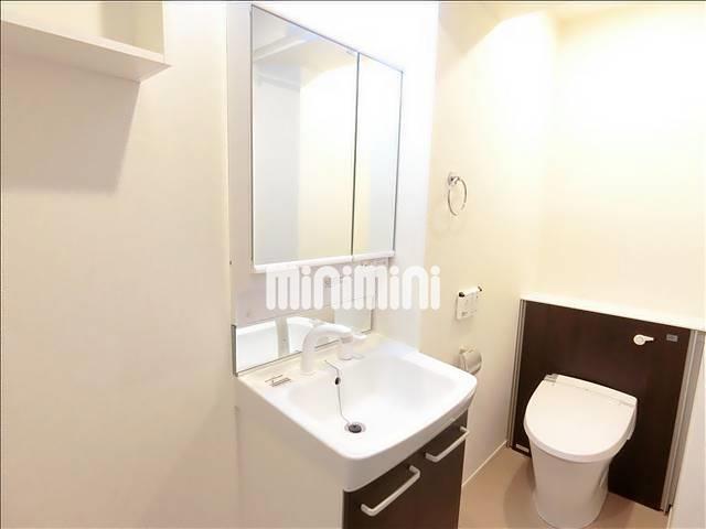 洗面設備　朝の支度もスムーズな独立洗面台。