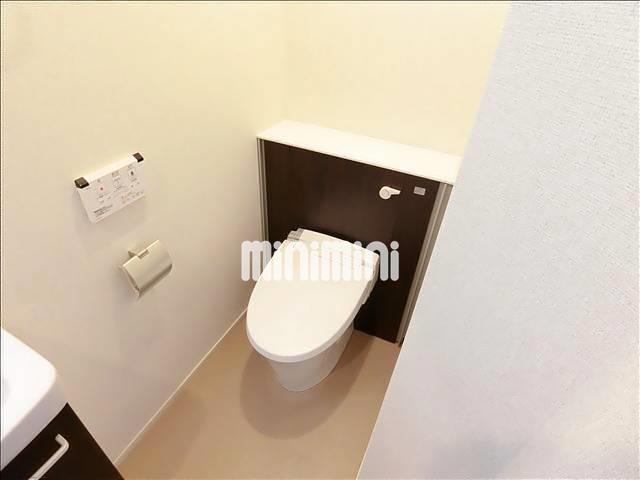 トイレ　温水洗浄便座付きのトイレです。