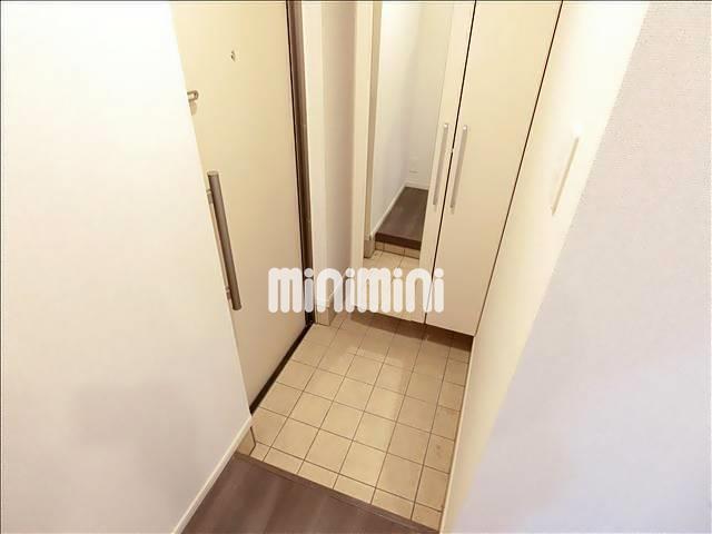 玄関　背の高い下駄箱には鏡付きで身だしなみチェック。