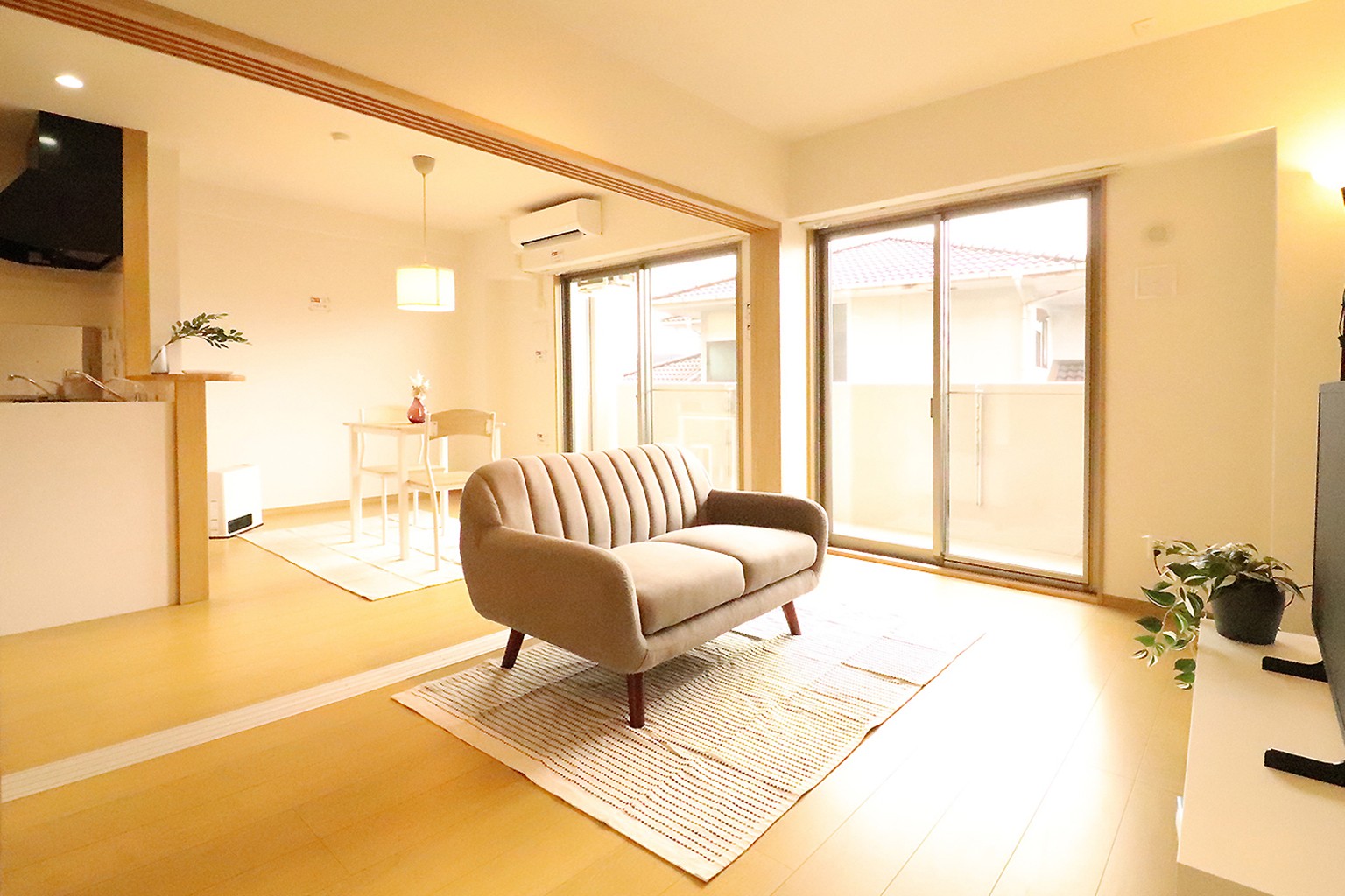 居室・リビング　日当たり良好です♪（家具・照明は付きません）